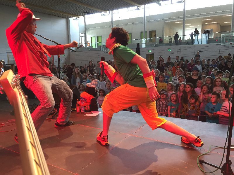 donikkl Konzert mit gery feind am bass